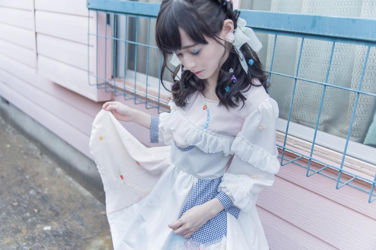 近衛りこ在窗边拎起裙角