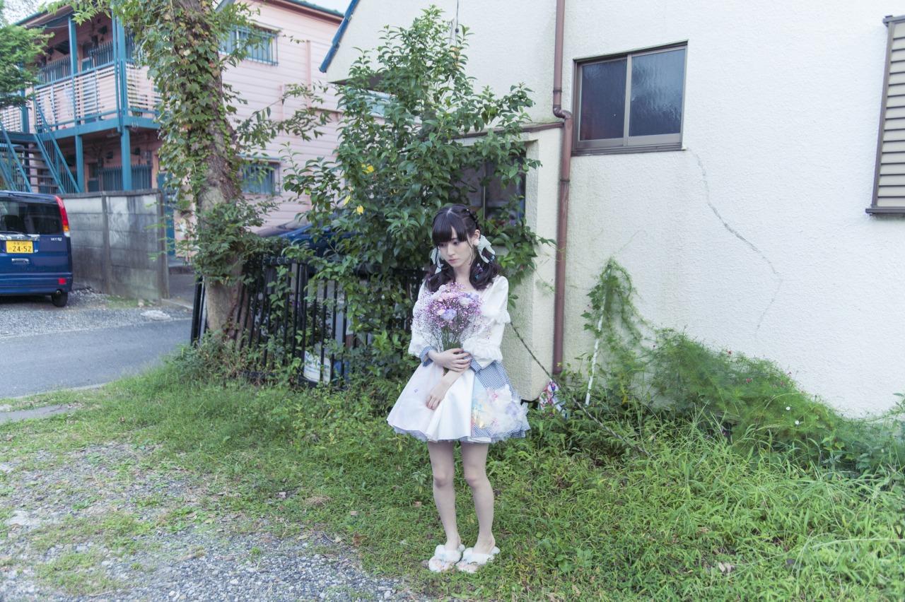 近衛りこ怀抱着薰衣草花束全身照