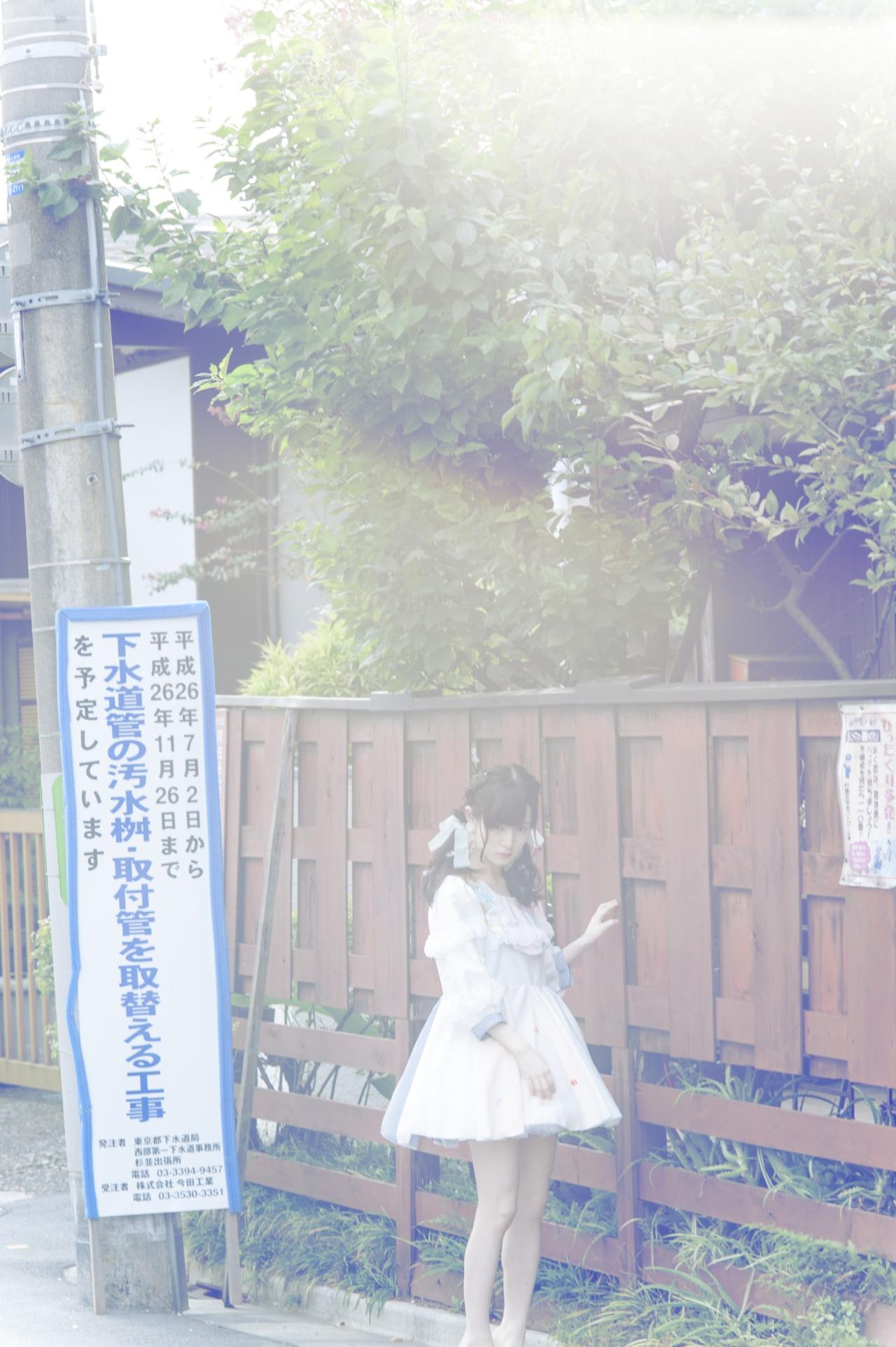 近衛りこ左手扶着墙