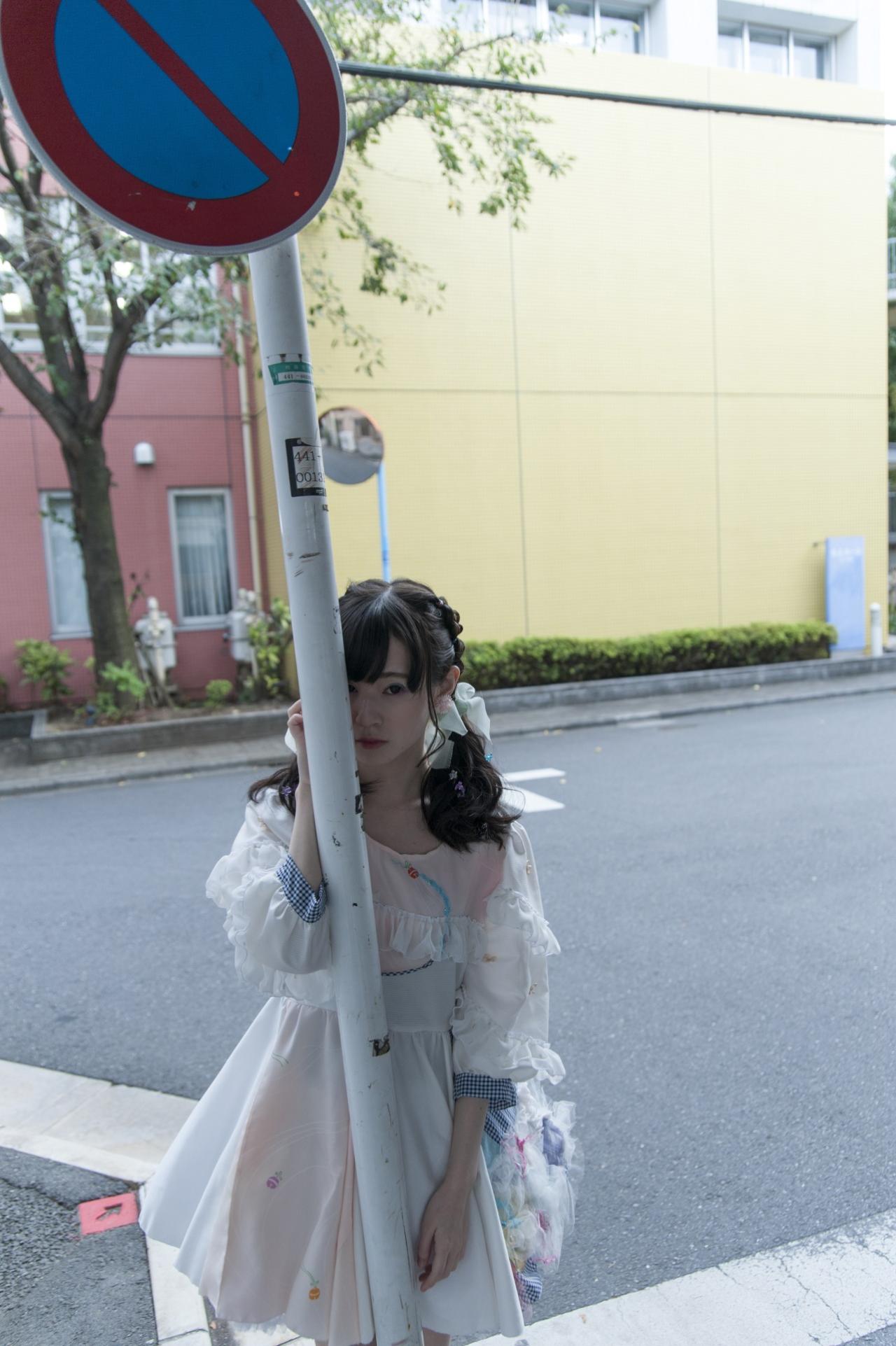 近衛りこ站在标识牌的栏杆之后