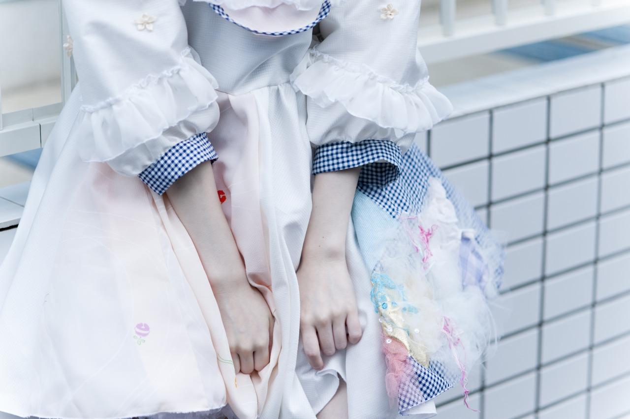 近衛りこ双臂放在裙摆上，抓着裙角