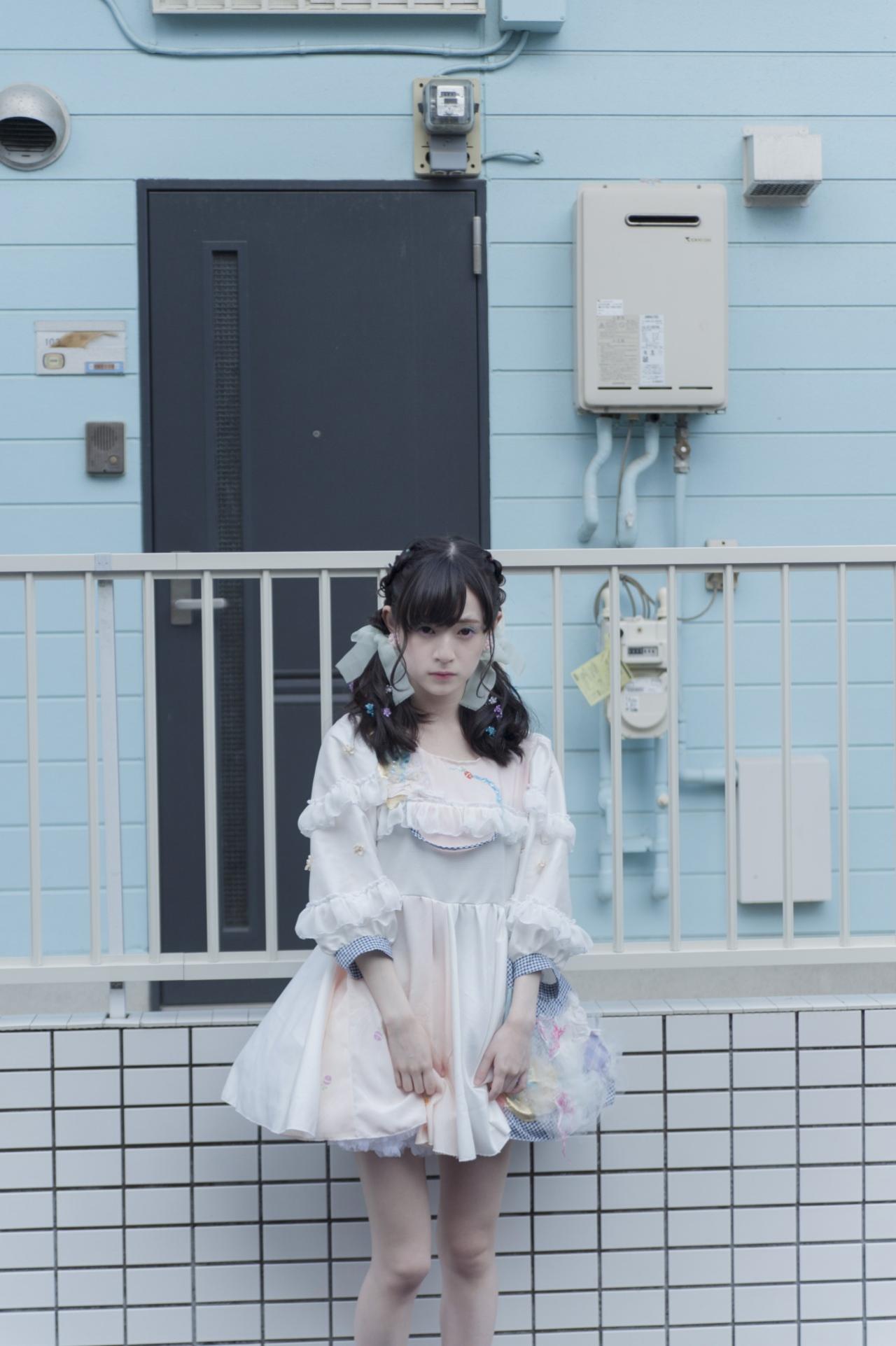 近衛りこ站在房间的围栏前