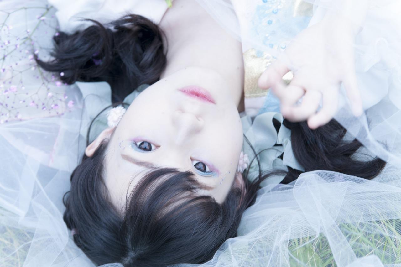 近衛りこ躺在草地的脸部特写