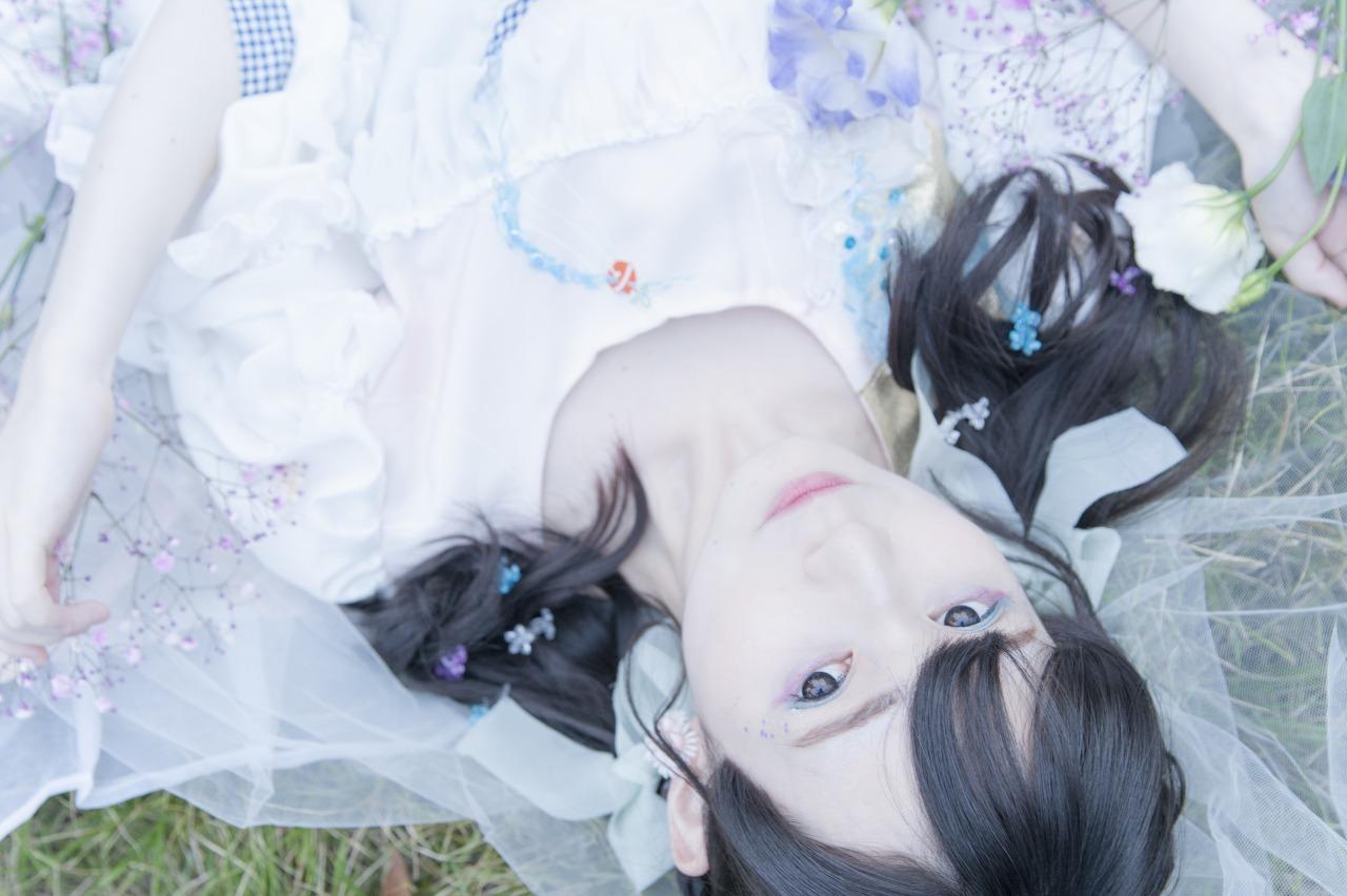 近衛りこ躺在草地的脸部特写