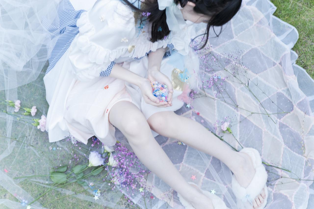 近衛りこ在草地，低着头，双手捧着星星