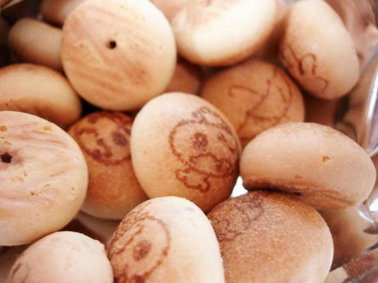 涂着各种图案堆在一起的夹心小馒头特写 来源：rimi.kr