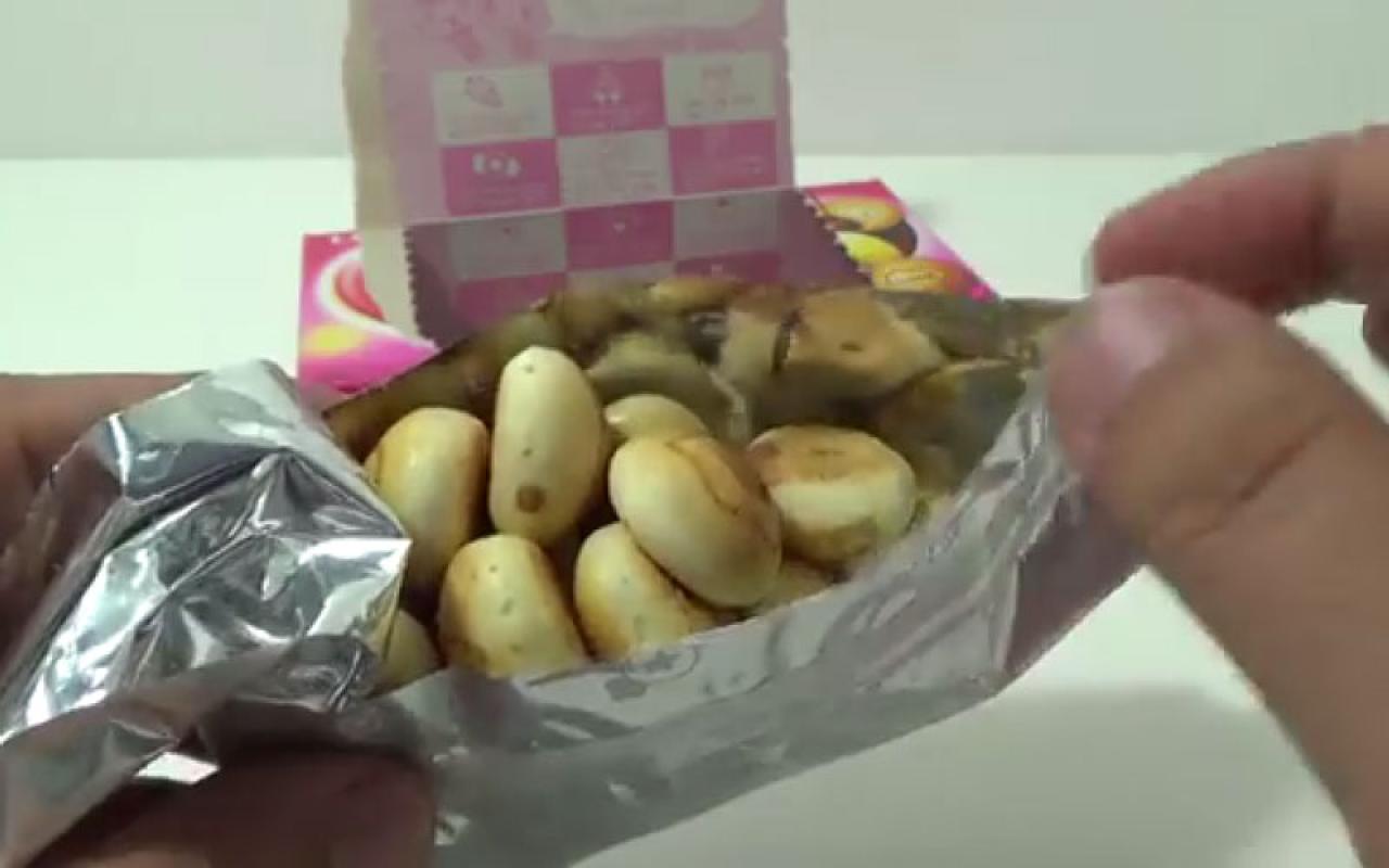 撕开银色包装袋，可以看到里面的夹心小馒头 단비스 Food拍摄