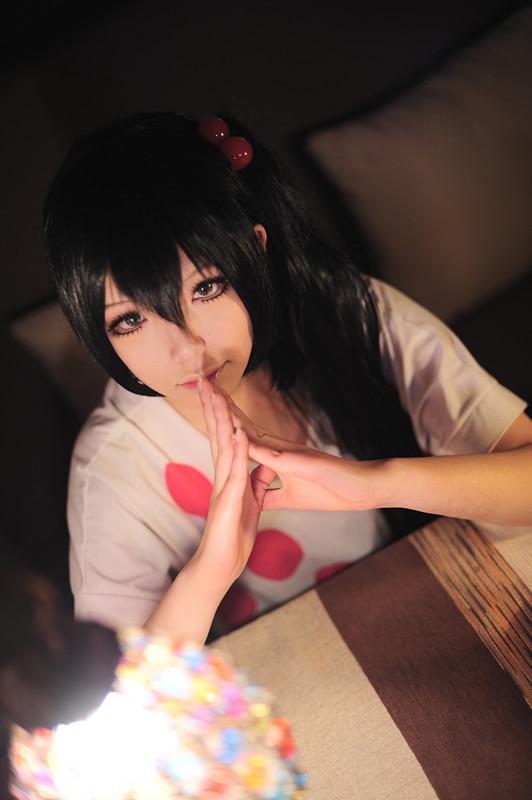 千叶泠扮演中野梓双手五指相贴，放在唇边