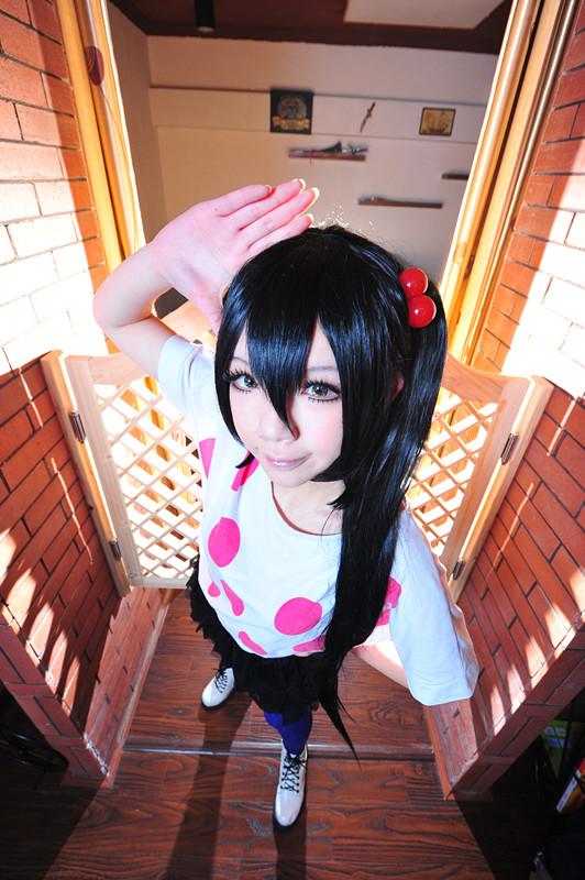 千叶泠扮演中野梓左手叉腰，右手放在额头一側