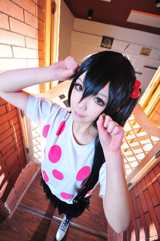 千叶泠扮演中野梓双手作小猫手势