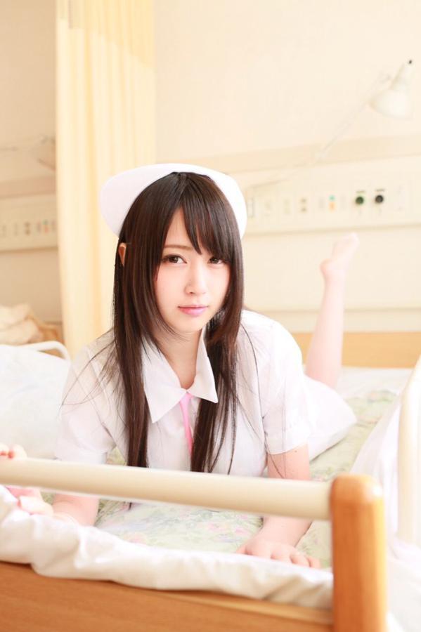 御伽ねこむ翘着双腿，趴在病床上