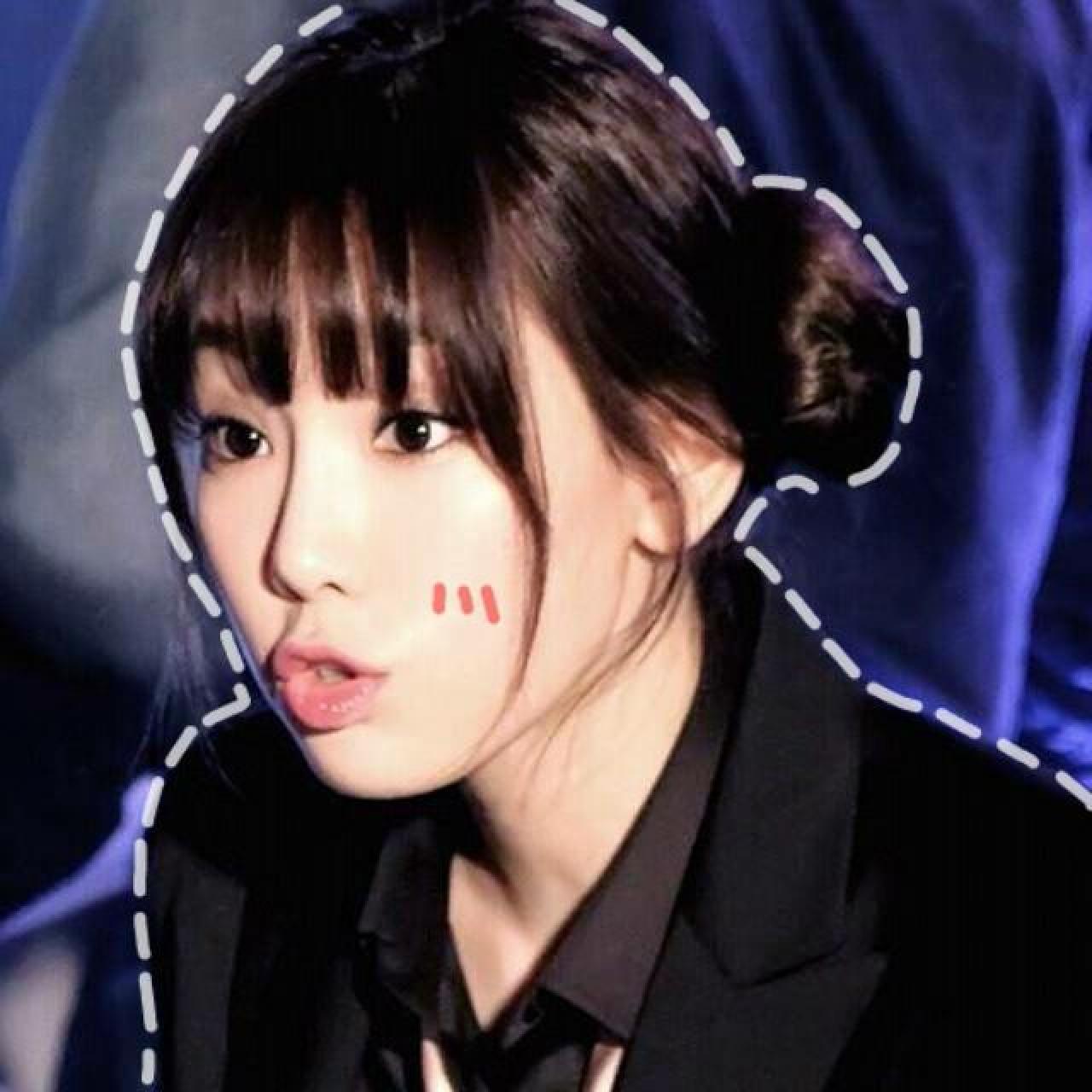 金泰妍梳着包子头嘟嘴卖萌头像