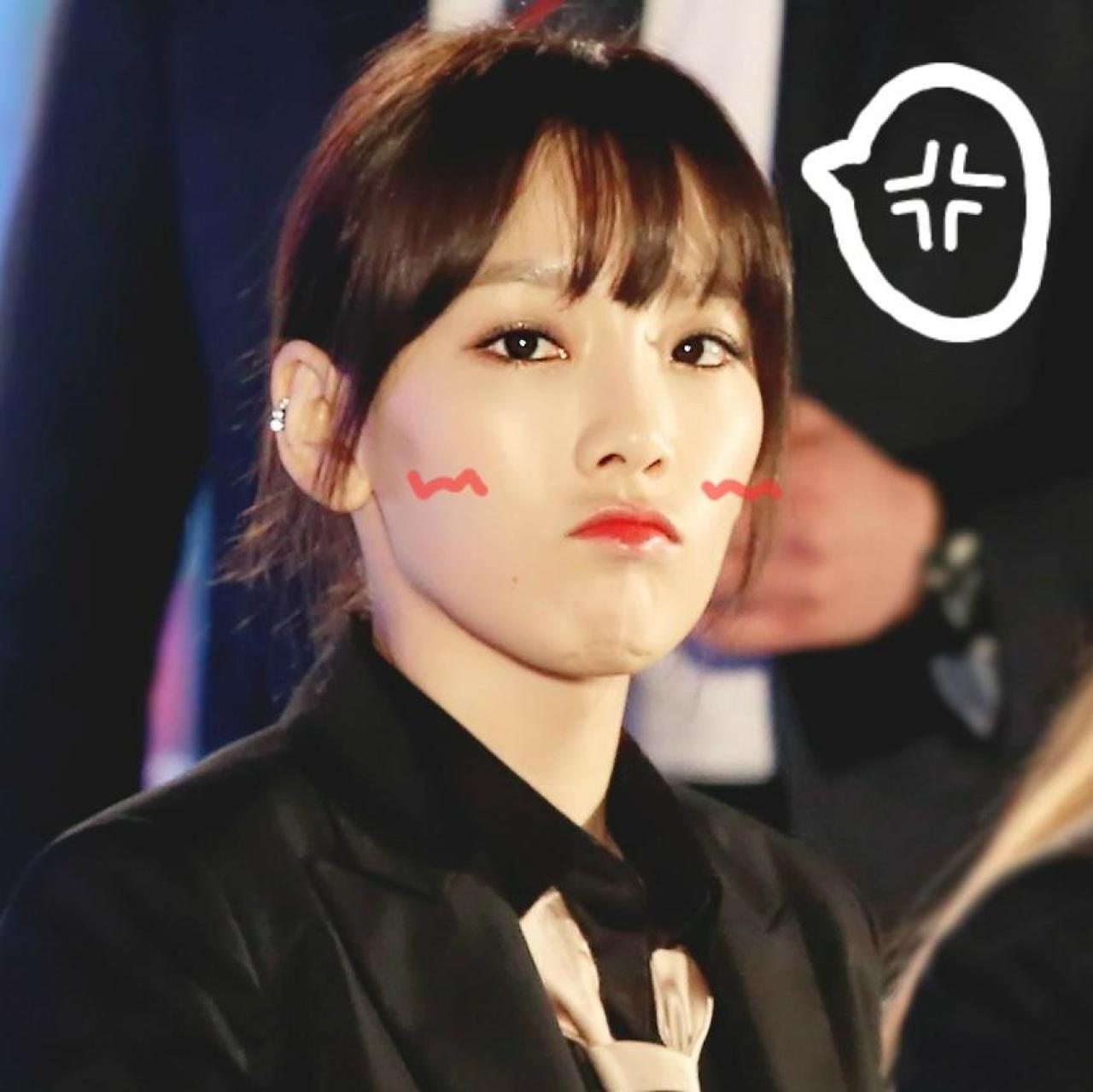 金泰妍扎起头发，嘟嘴头像