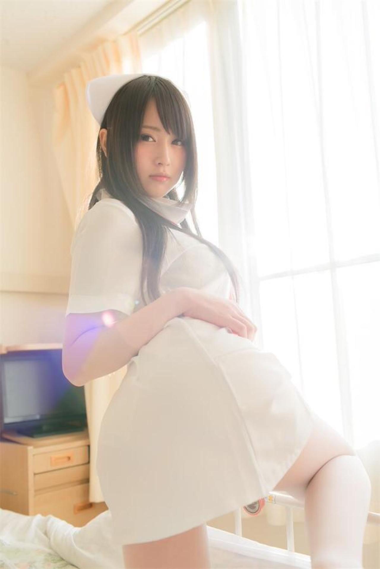 御伽ねこむ跪坐在病床上，右手放在腰间