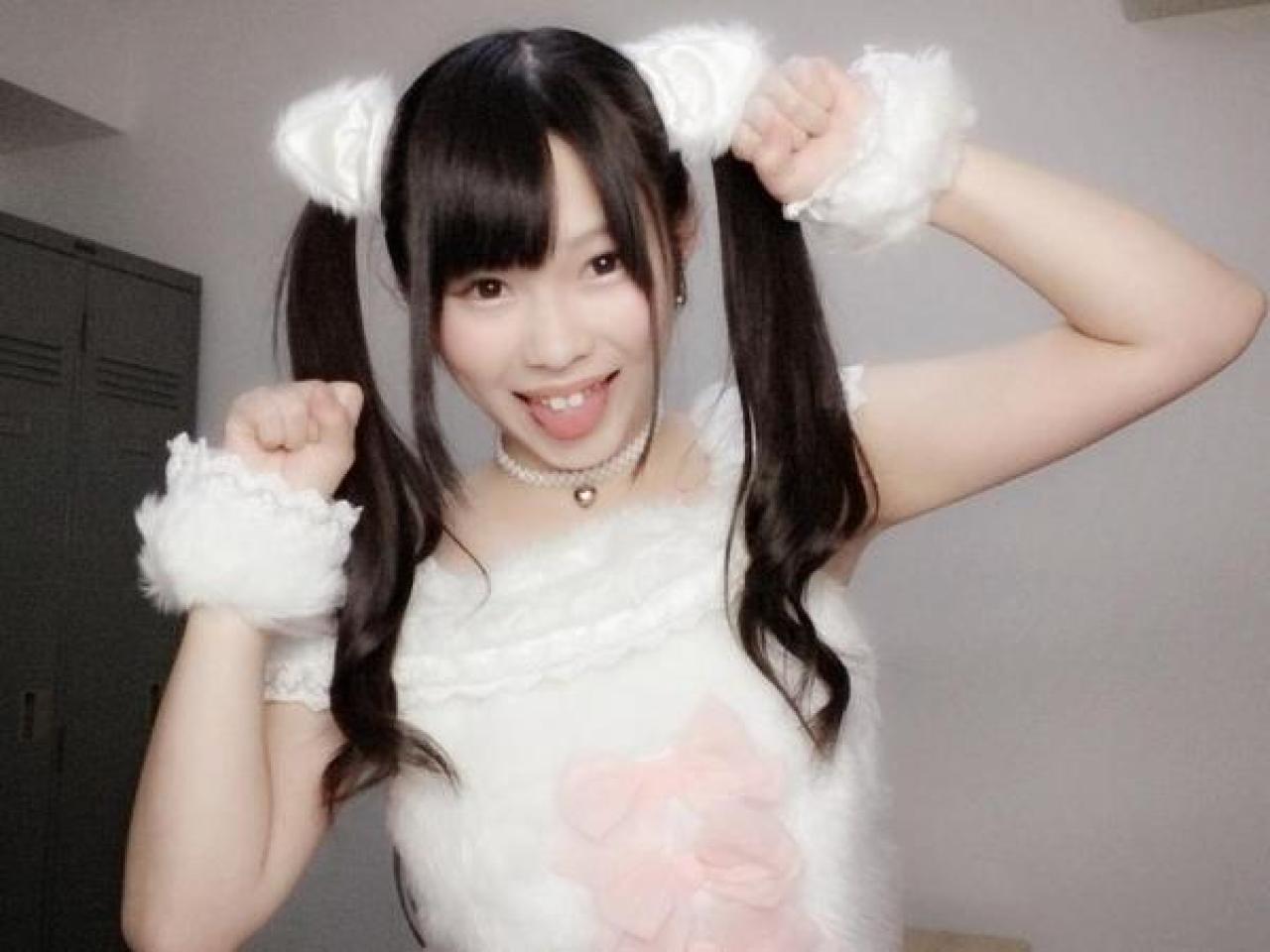 結城ちか吐舌头作小猫手势卖萌