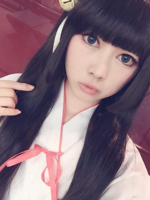 プラ平穿着巫女服嘟嘴卖萌自拍照