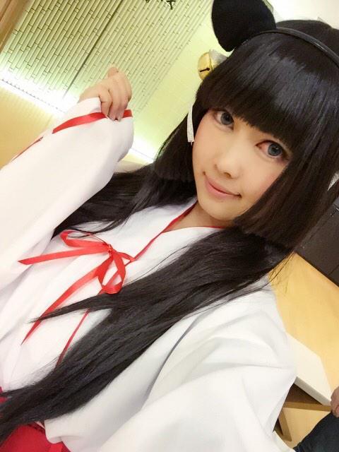 プラ平穿着巫女服，举起右手自拍照