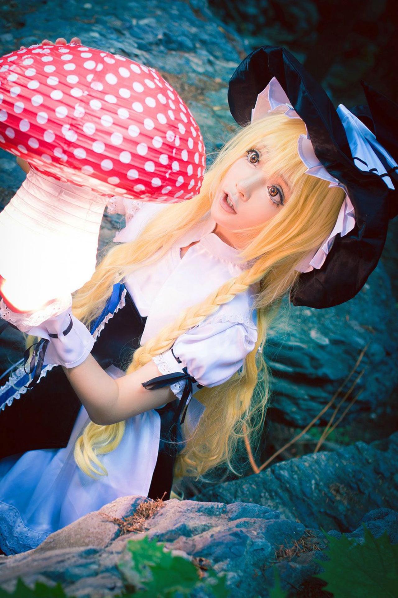 雨扮演雾雨魔理沙捧着发光的蘑菇时，吃惊的表情