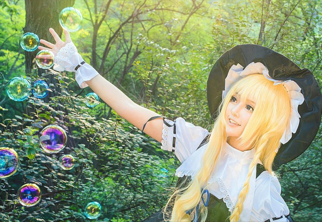 雨扮演雾雨魔理沙，双臂展开，看着气泡在面前飞舞，闪耀着彩虹的颜色