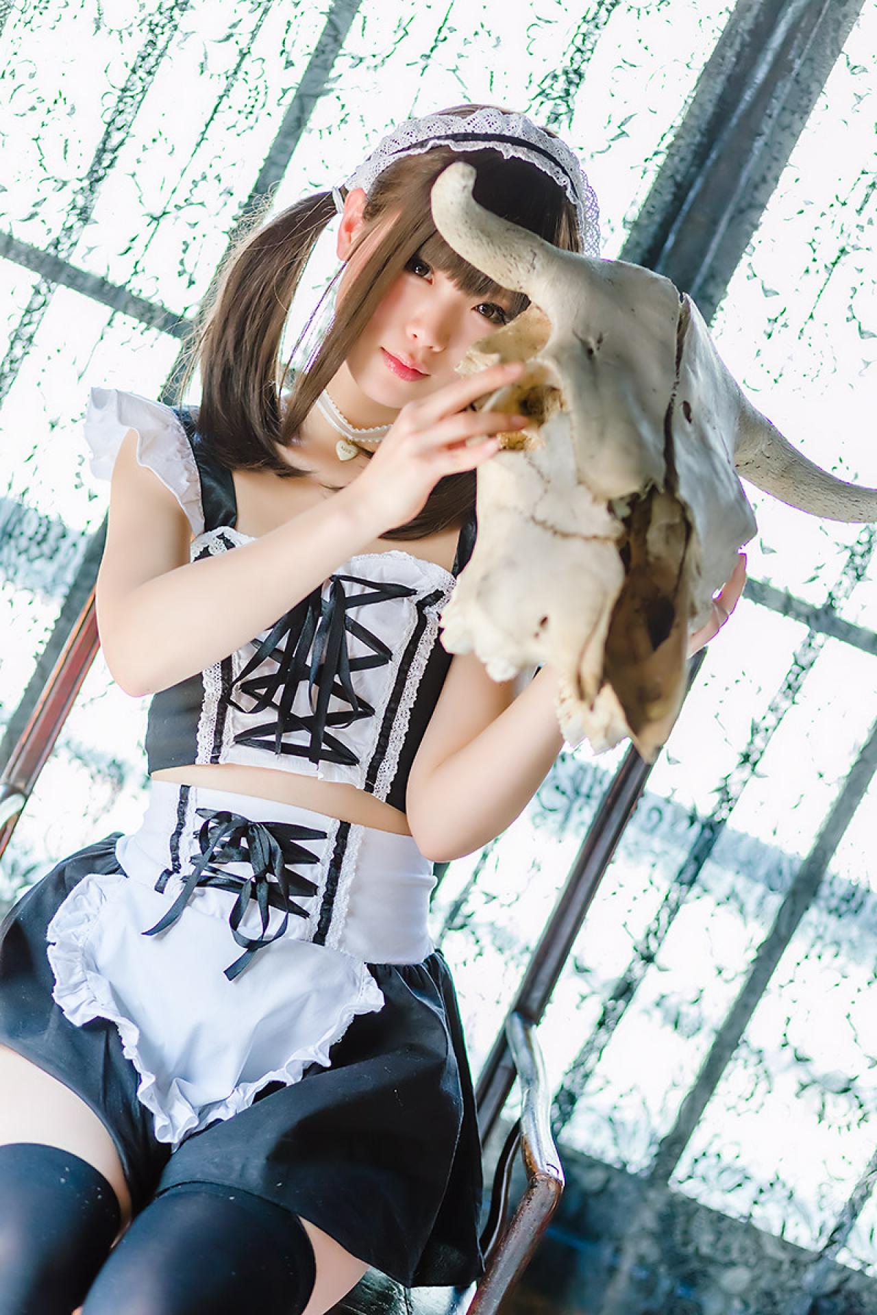 倉坂くるる靠在椅子上，双手捧起牛角