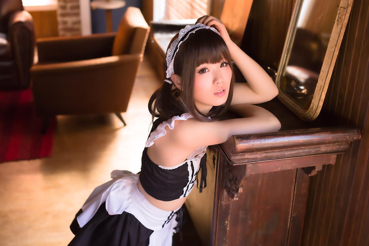 倉坂くるる跪着身子，扒在案几上，面前放着一面镜子