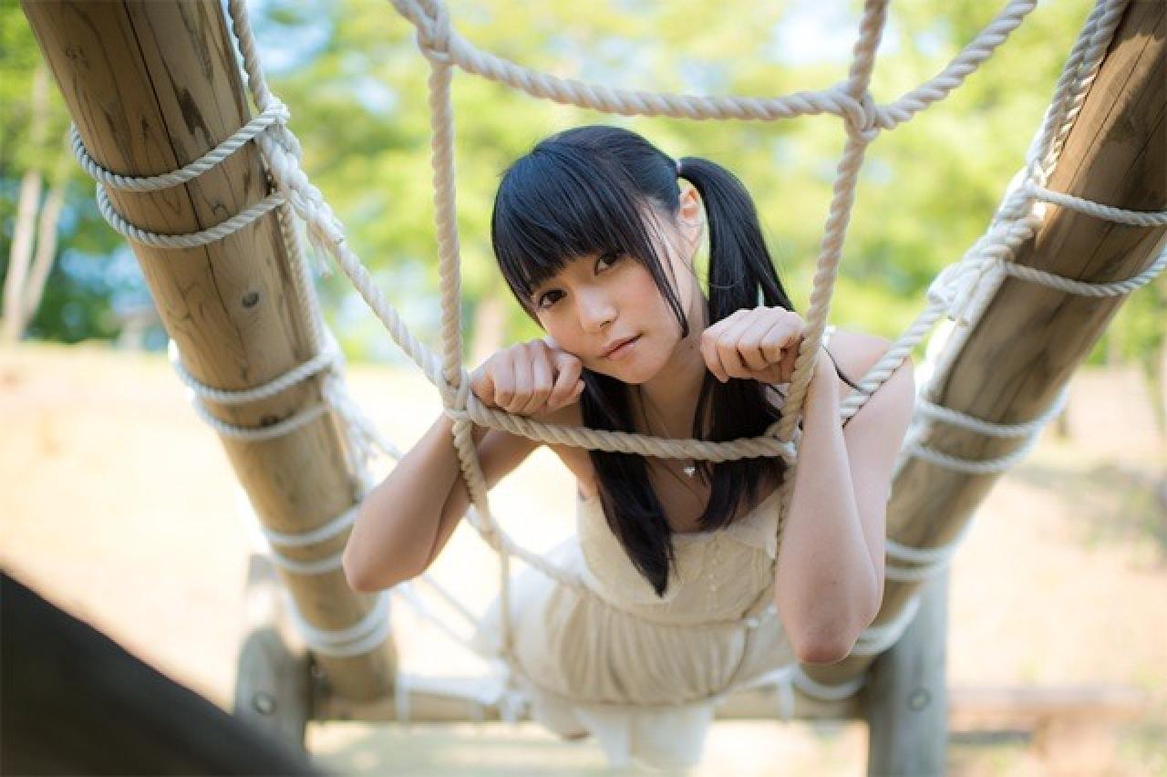 小出友华扒在网绳上，作小猫手势