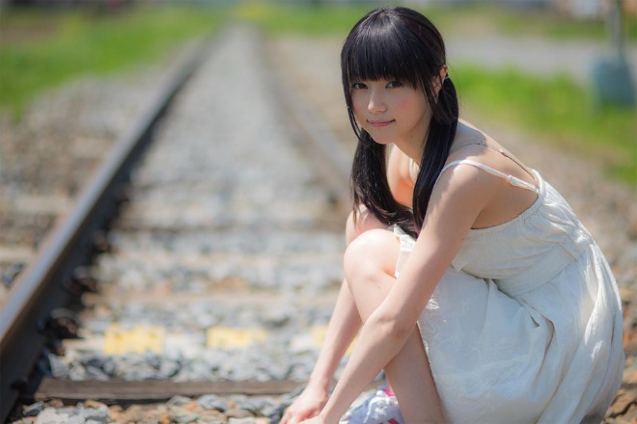 小出友华蹲在铁轨旁