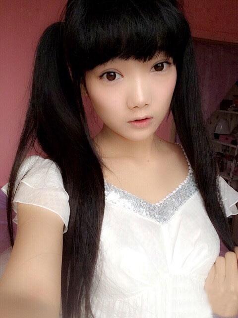 胡洁琼穿着白色连衣裙双马尾室内自拍