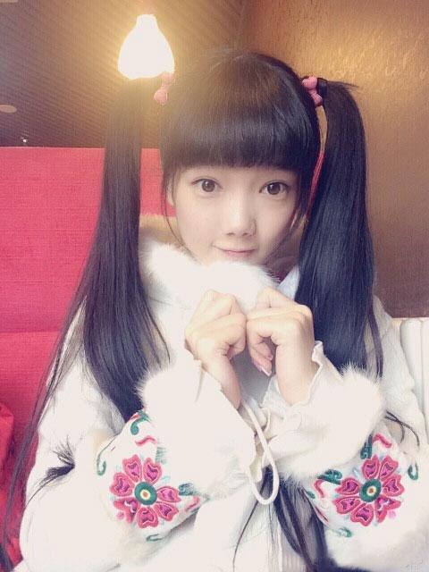 胡洁琼双手作揖双马尾自拍照