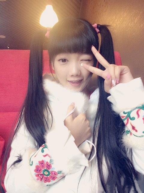 胡洁琼剪刀手眨眼卖萌自拍照