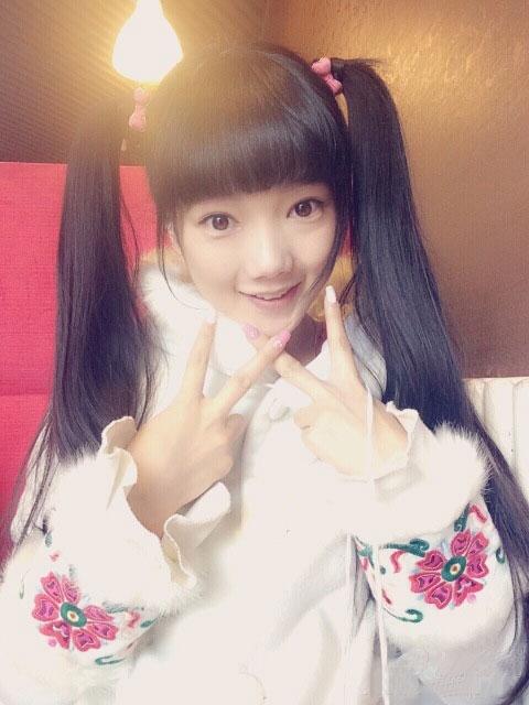 胡洁琼剪刀手双马尾自拍照