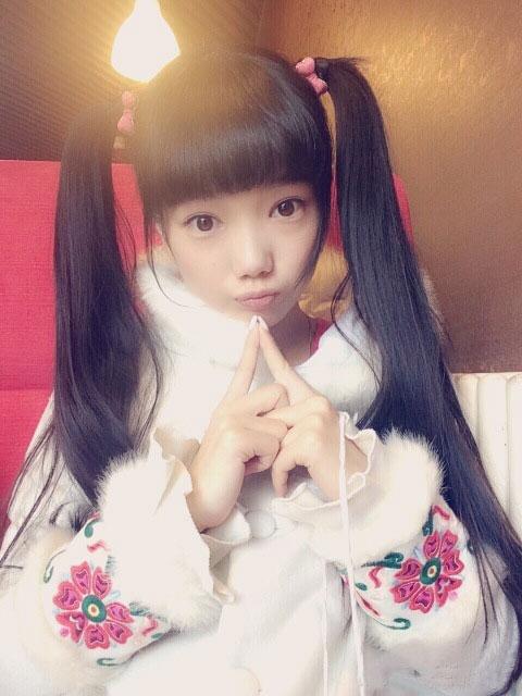 胡洁琼食指贴紧，嘟嘴卖萌双马尾自拍照