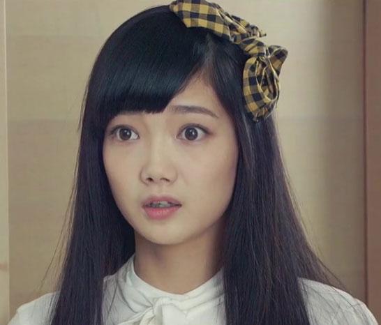 胡洁琼饰演野蛮女友表情：担心地看着男朋友