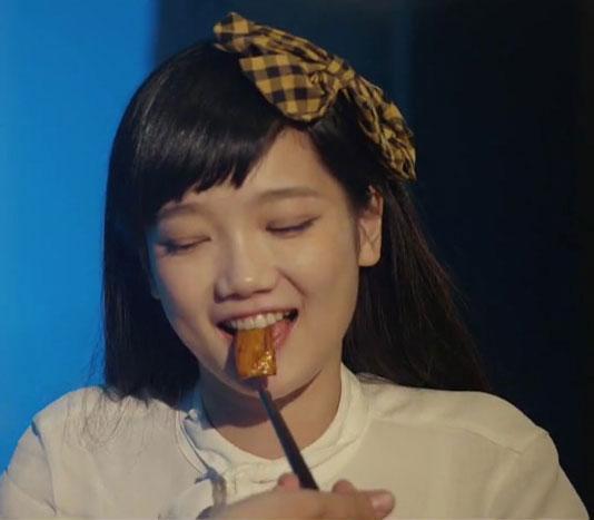 胡洁琼饰演野蛮女友表情：男朋友夹菜喂食的神情