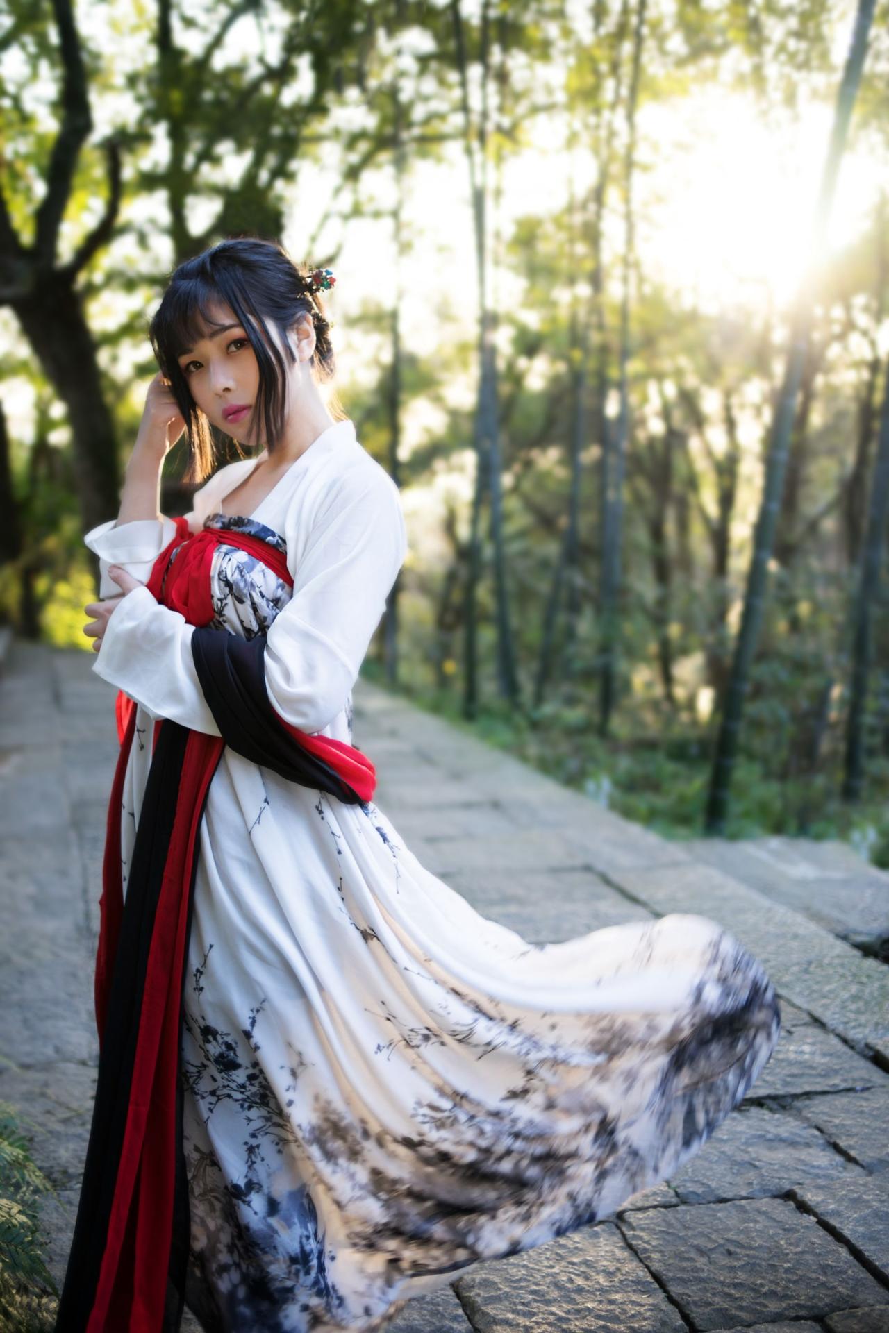 霓君站在台阶平台上裙摆扬起