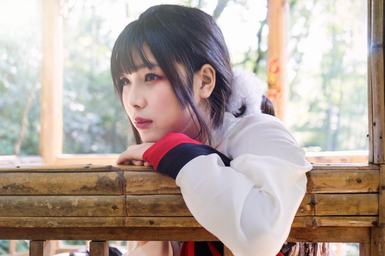 霓君侧身扒在围栏上