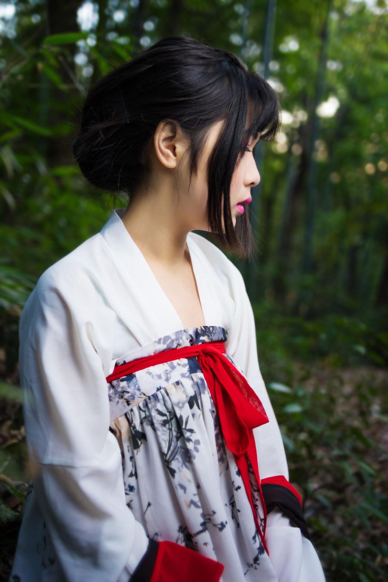 霓君双手叠放在腰间，坐姿的侧脸