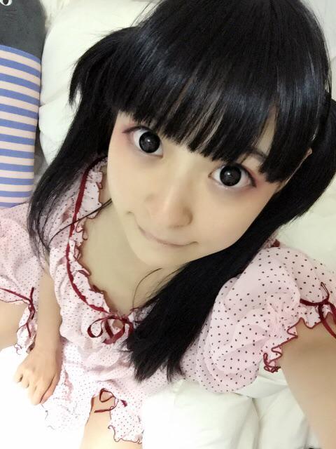 猫守ざーにゃ躺在床上自拍