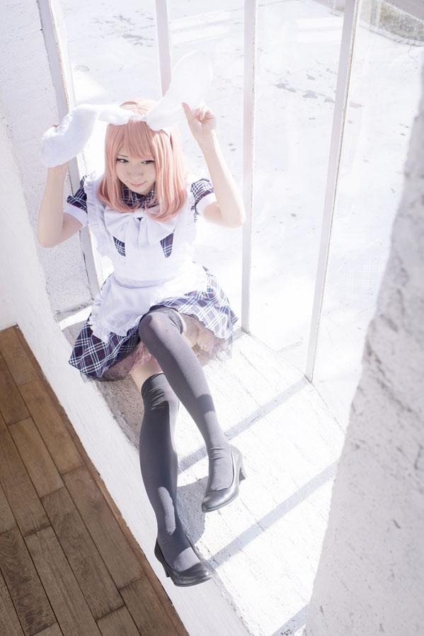 まゆふぁむ靠坐在窗台边