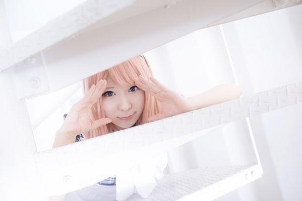 まゆふぁむ双手放在眼睛两侧张望