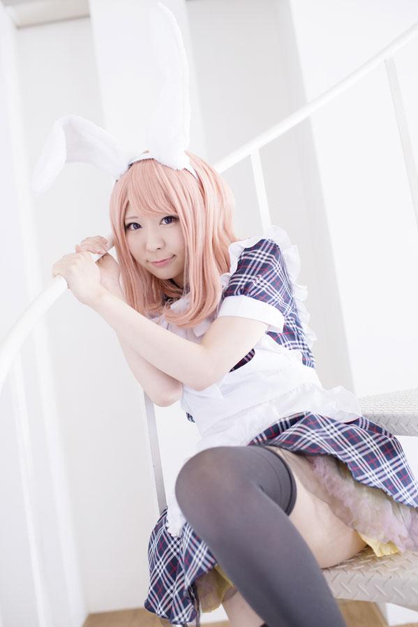 まゆふぁむ坐在台阶，双手抓住栏杆