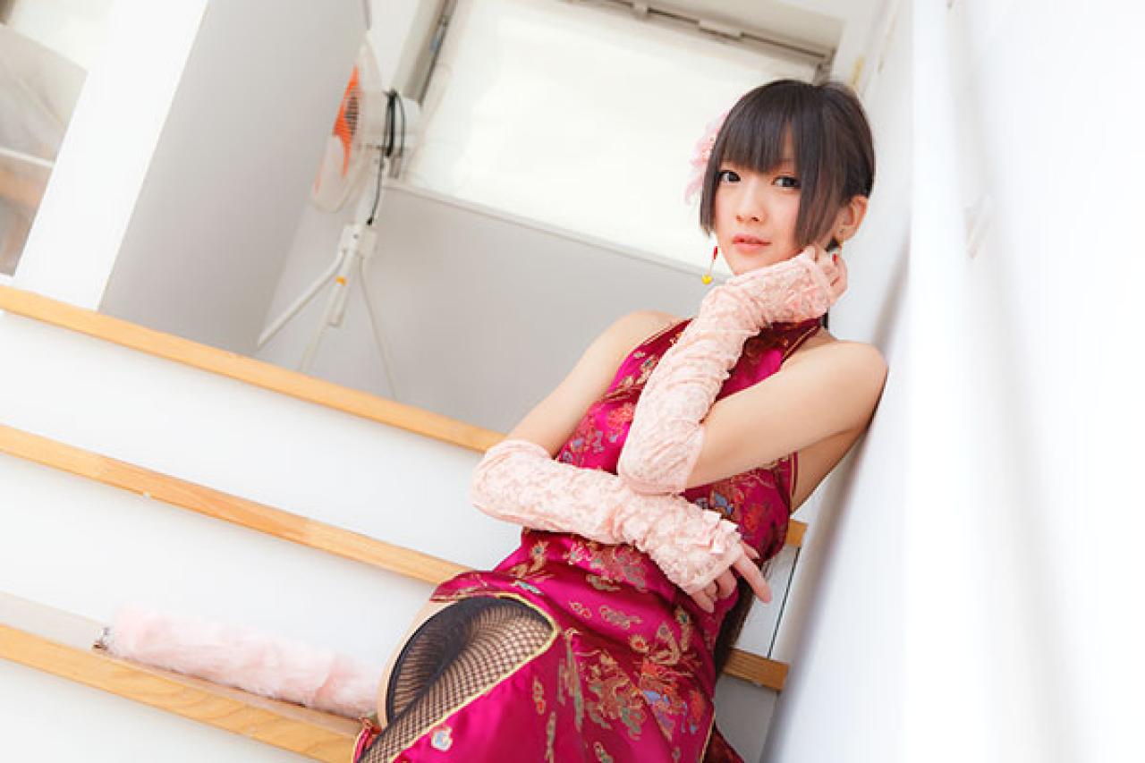 火将ロシエル靠坐在楼梯台阶上