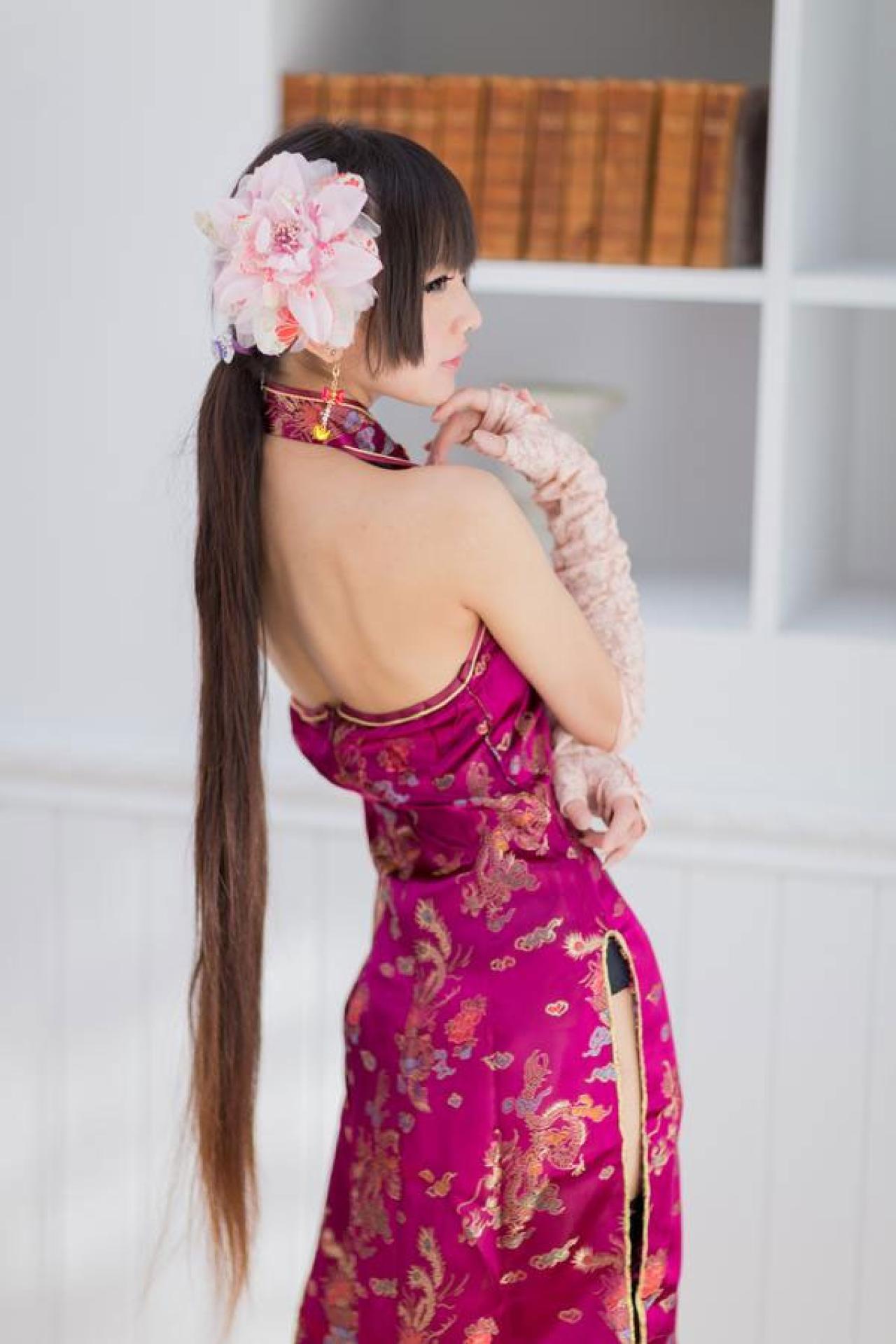 火将ロシエル穿着紫色旗袍装的背影