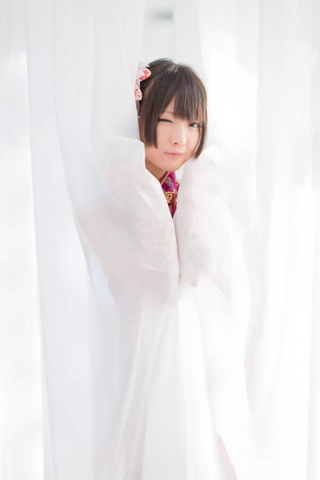 火将ロシエル在帘子后，探出头眨眼卖萌