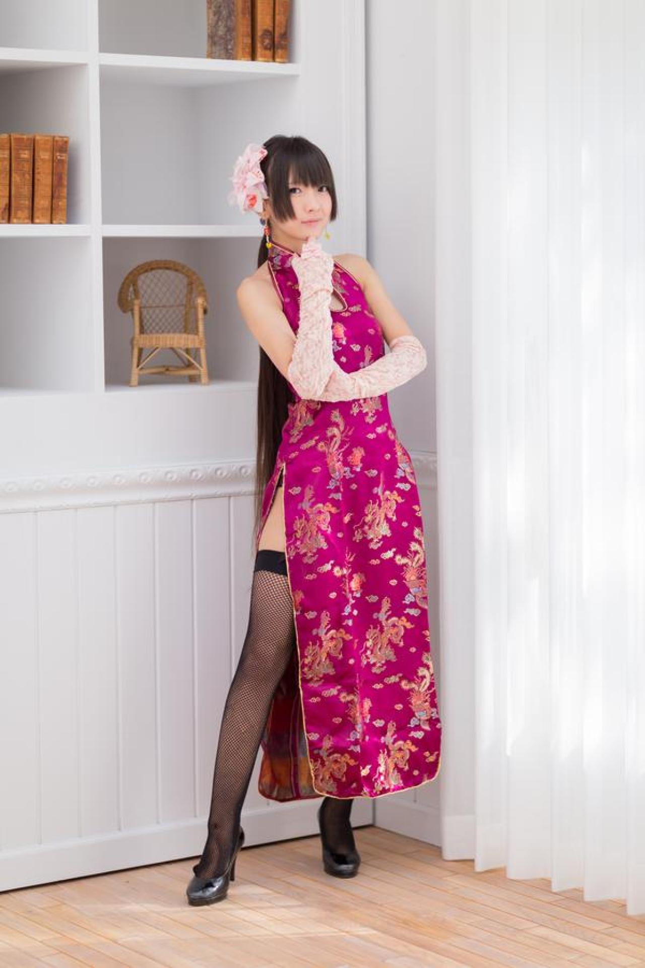 火将ロシエル站在展示柜前