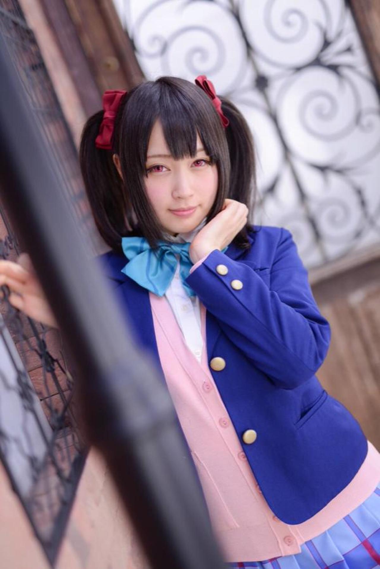 御伽ねこむ在路灯后，右手扒在窗格上，左手轻抚刘海儿