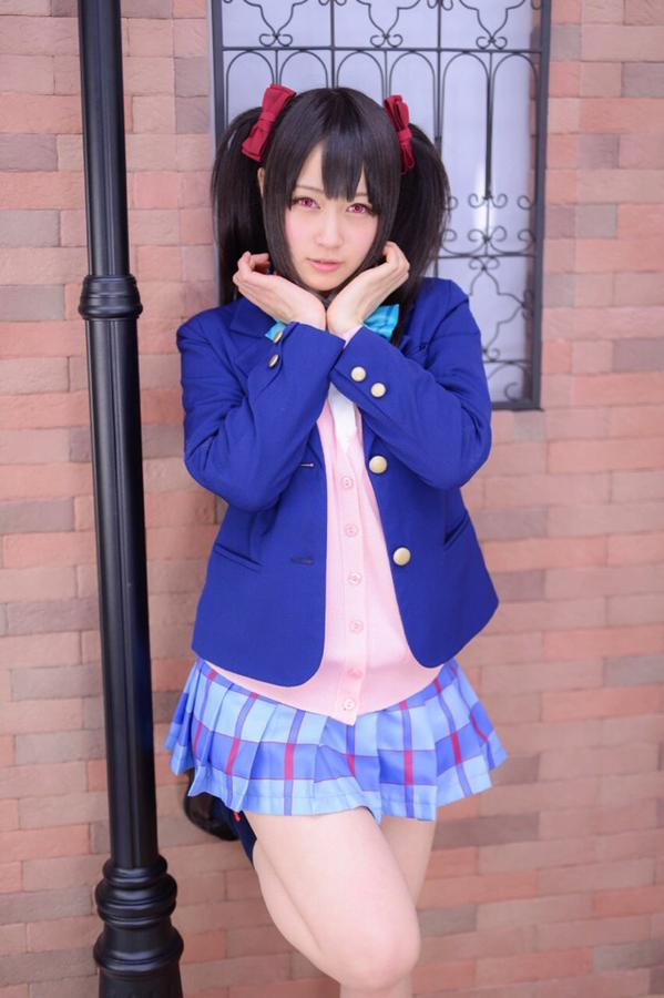 御伽ねこむ站在雕花窗前，双手捧着下巴