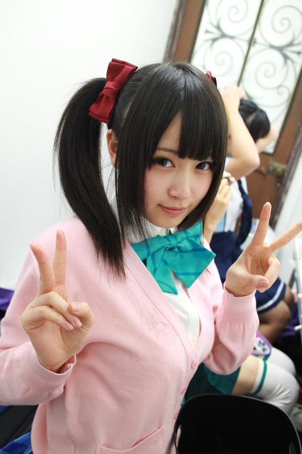 御伽ねこむ化妆前，双手作剪刀手势花絮照