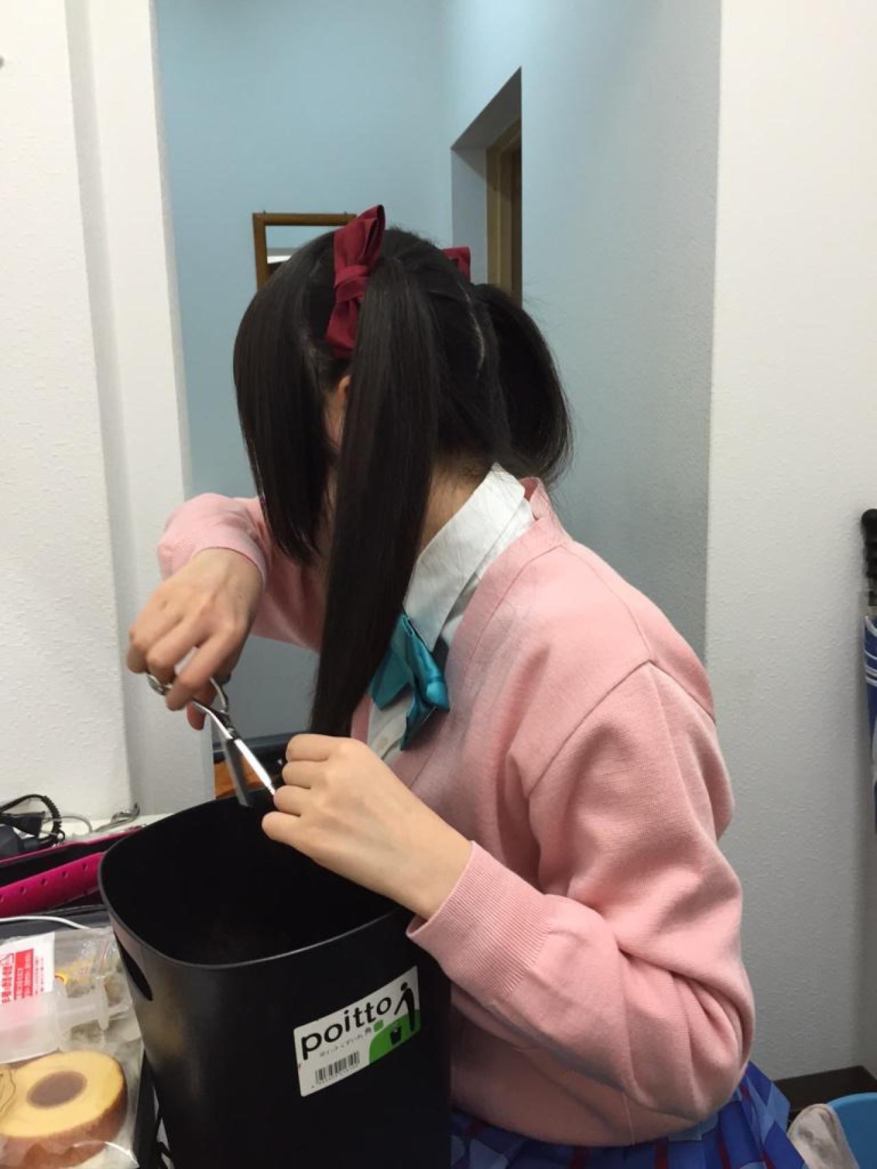 拍摄前，御伽ねこむ正用剪刀修剪马尾到15CM