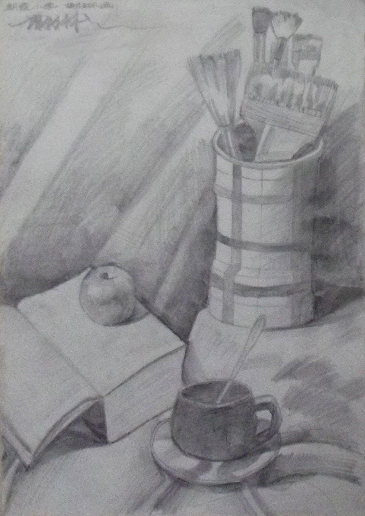 笔筒、字典、茶杯、苹果、画笔等 静物素描 谢琳画